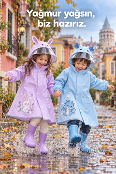 Mor tavşan ve mavi ejder yağmurluklarıyla yağmurda su birikintisine zıplayan iki çocuk